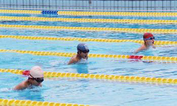 校内游泳大会